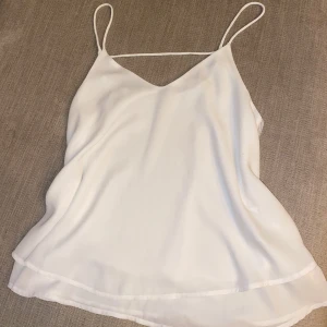 Supersött finlinne från Vero Moda - Fint linne ifrån Vero Moda med söt detalj i ryggen. Aldrig använt. Strl S/36💕