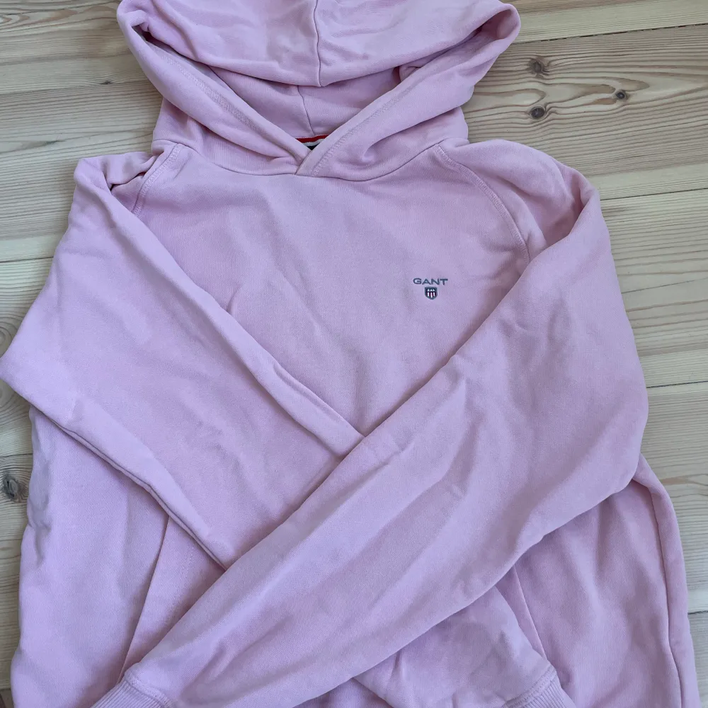 Rosa gant hoodie i jättebra skick. Använd ett fåtal gånger💓. Hoodies.