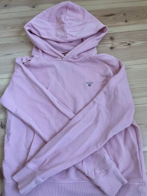 Gant hoodie - Rosa gant hoodie i jättebra skick. Använd ett fåtal gånger💓