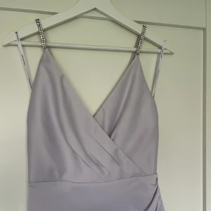 Balklänning - Jag säljer nu min helt oanvända balklänning! (Pga inställd bal). Strl 38. Färg: Ljus lila. Glitter på axelband. Prislapp och etikett sitter kvar. Fler bilder finns vid förfrågan!