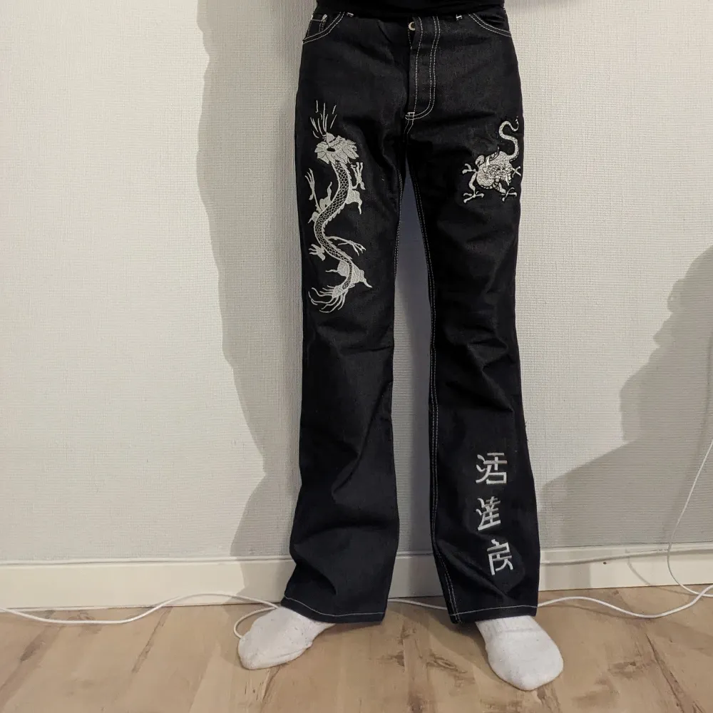 Glansiga svarta jeans från DJ Snygga broderier . Jeans & Byxor.