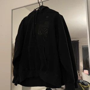 Hoodie - Svart hoodie med lite tryck i fram! Strl M Köp nu eller kontakta mig💕
