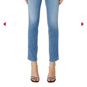 Diesel jeans köpta för 2000kr, jeansen är i samma färg och modell som på bilden men på mina par är de hål (hål som ska va där, men hittar inte bilden på de jeansen). Kan sänka pris vid snabb affär.