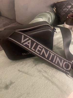 äkta valentino väska, kvitto finns 