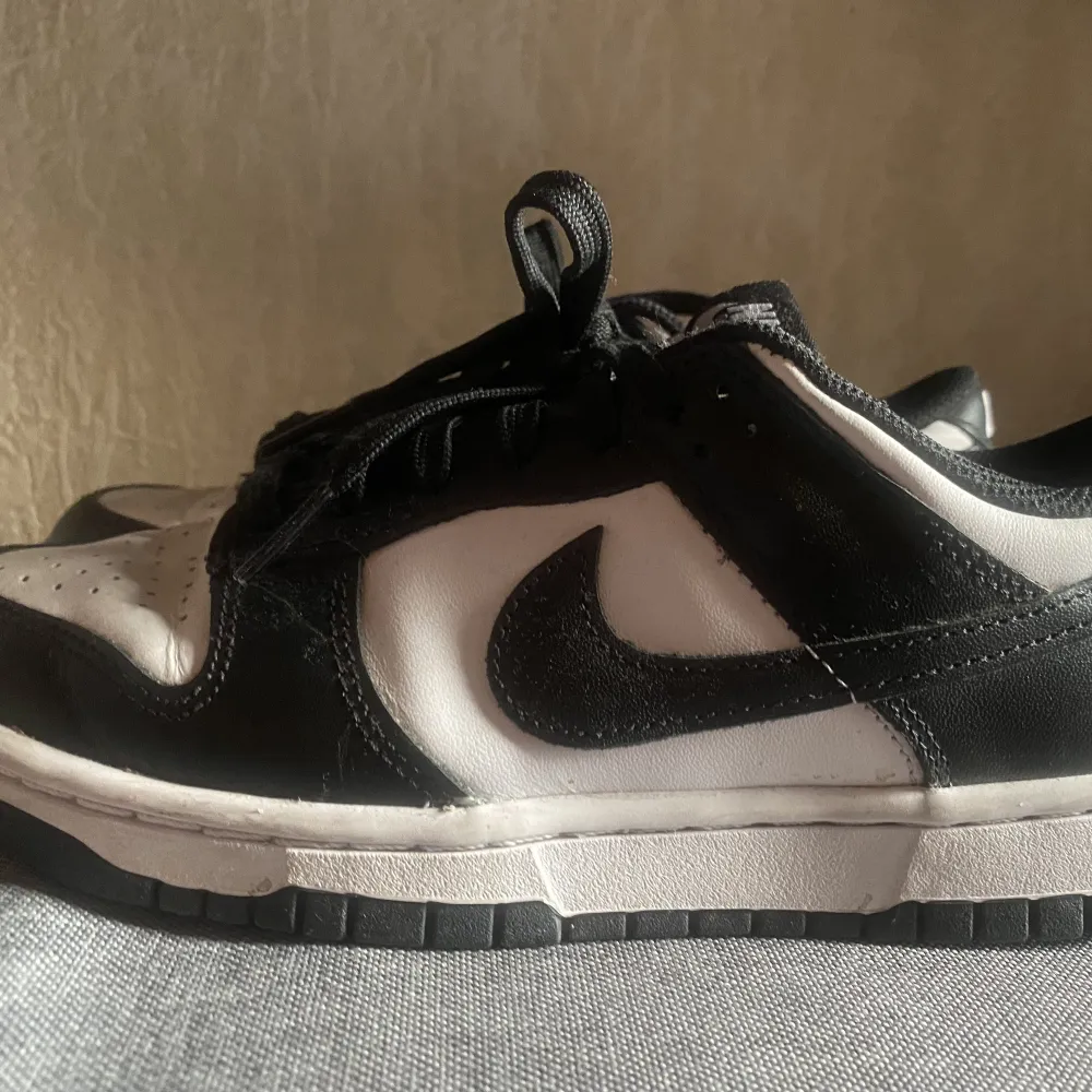 Nike dunks storlek 38,5. Köpta på mos och är nästan som nya. Värda ca 2000 men säljer för 1200 med frakt. Självklart äkta. Skriv vid intresse!. Skor.