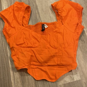 Orange top - Orange topp endast använd en gång. Skriv för fler frågor och bilder🌸