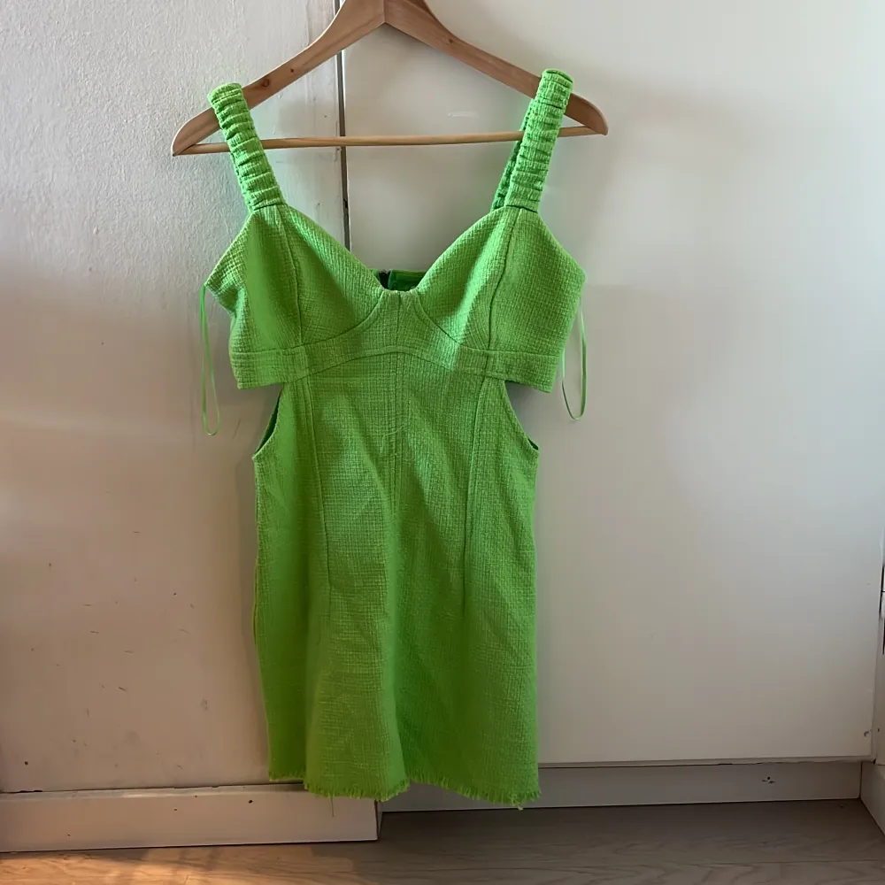 Grön klänning från Bershka. Aldrig använd, bara hängt i garderoben. Storlek S. Passar xs/s.. Klänningar.
