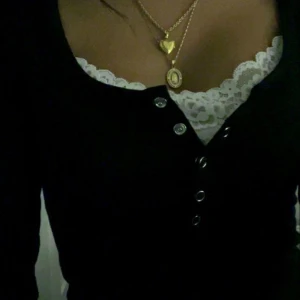 Trendig Elena Gilbert Tröja - En trendig tröja med Elena Gilbert stil. (1a bilden är lånad men är en likadan). Tidigare köpt på Plick men har aldrig kommit till användning. Stretchigt material, i storlek S men skulle också passa M!❤️