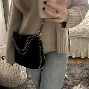  stella mccartney väska  - En liknande stella mccartney väska i nyskick, dator får plats i väskan! 