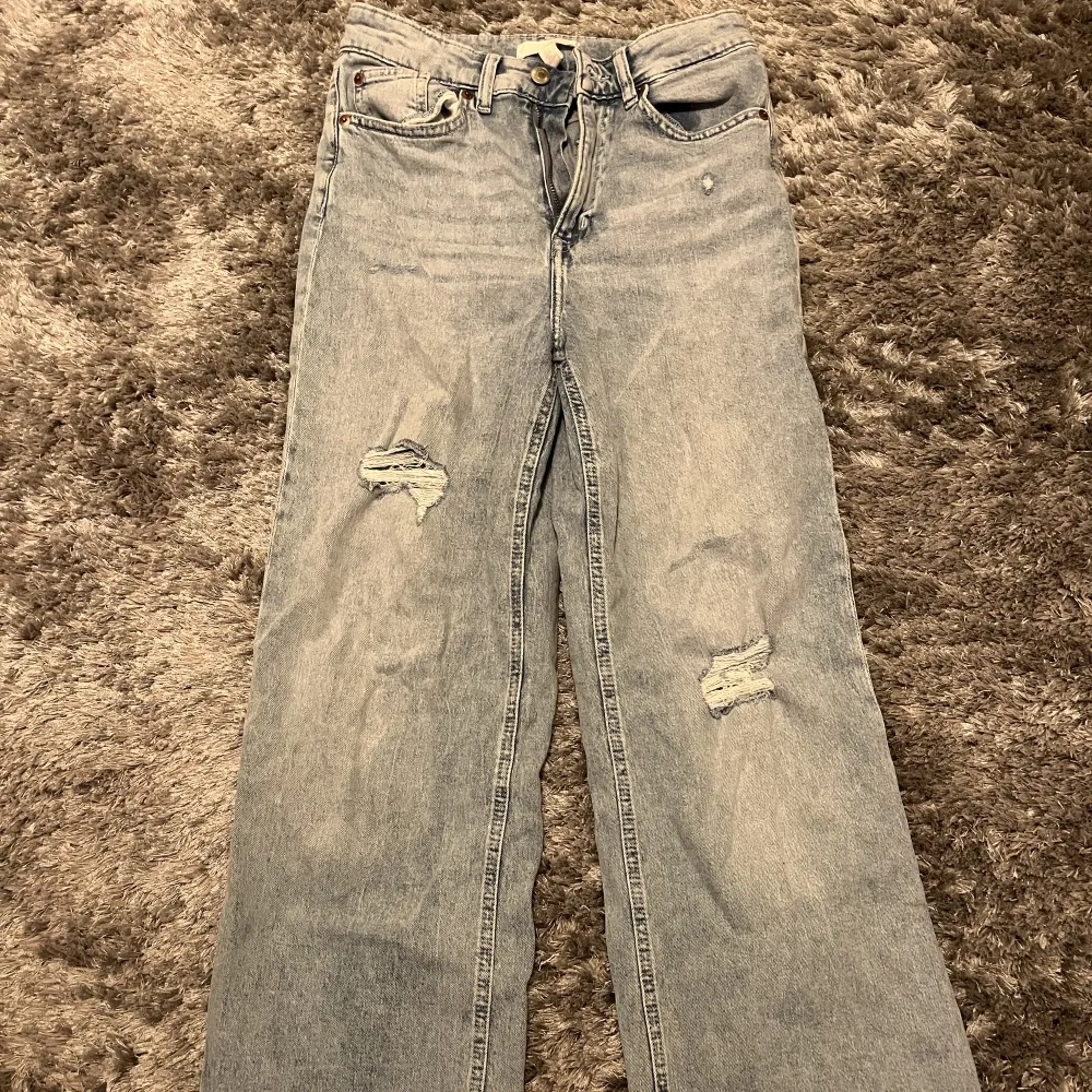 Visa jeans från hm i storlek 36 använda fåtal ggr, i super skick. Pris kan diskuteras❣️. Jeans & Byxor.