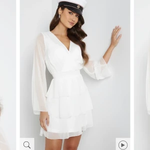 Studentklänning - Vacker och väldigt bekväm (student)klänning med volang i nyskick från Bubbleroom. Klänningen är i storlek 36. Nypris: 600:-, kom med eget prisförslag så kommer vi överrens om något som känns okej för båda!🥰(PM för fler bilder)