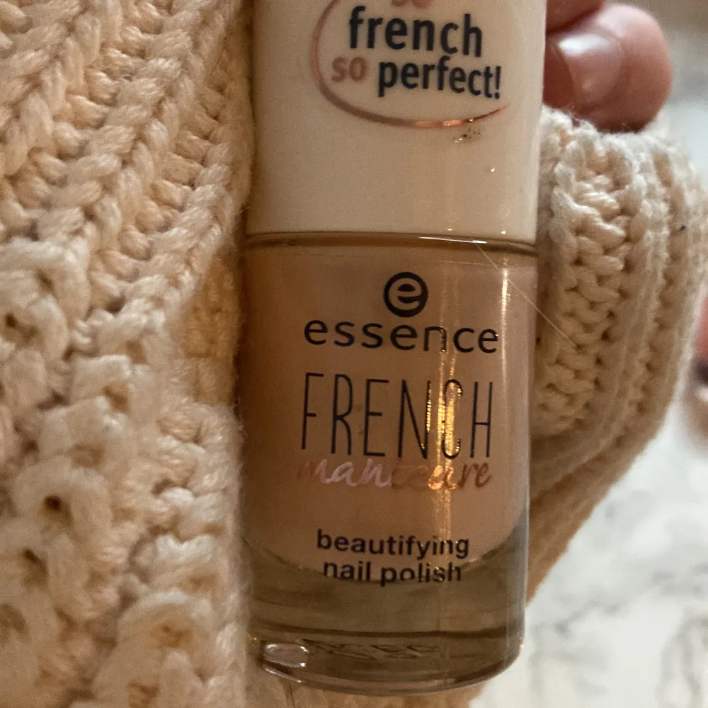 shine lipgloss och french manicure båda från Essence . Övrigt.