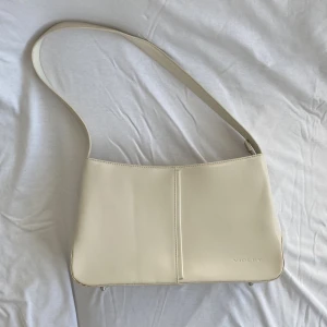 Y2K väska  - Snygg 2000-tals väska. Lite sliten vid hörnen (bild 3) men annars mycket bra skick. DM för mått. Köps via Swish eller köp nu 💋