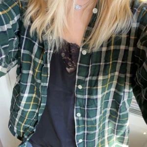 flanellskjorta - här har vi en najs skjorta som är thriftad som jag håller varmt om hjärtat 🤌🏼 så snygg att ha till våren över ett linne eller en tshirt. bra kvalle 