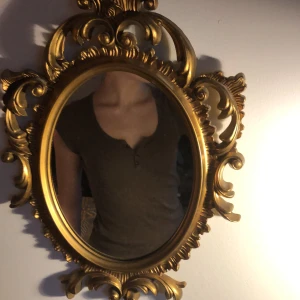 brun topp från brandy - säljer denna superfina bruna topp med blommönster från brandy då jag tyvärr inte har användning av den längre!💐köptes här på plick, använd av mig ca 3 gånger💘 inga defekter! frakt tillkommer :)