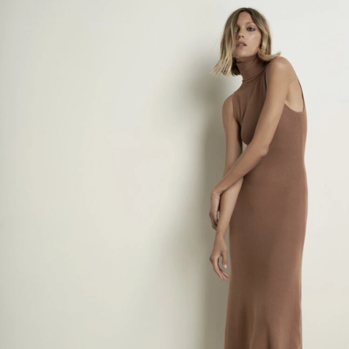 Medellång stickad klänning 