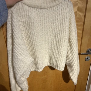 Stickad tröja - Stickad tröja från ginatricot. Inga skador eller fläckar. Säljer pga att jag inte använder den ofta. 100kr