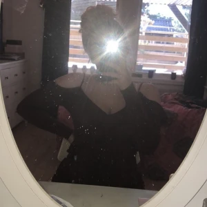 Vinröd klänning - Vinröd klänning från Gina tricot i storlek S (Swipe för att se en lånad bild där man ser detaljerna bättre) använd några få gånger. Frakt kring 65kr eller mötas upp.