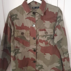 Vår/sommarjacka från Zara - Tunnare Kamouflage jacka från Zara i strl S. Sparsamt anvönd och i bra skick.. Om jackan ska skickas så betalar köparen frakten.