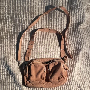 Säljer min väska från Gina tricot - Säljer nu min Rosa axelremsväska/magväska/handväska från Gina tricot! Fick den för två år sedan och därför använd några gånger men skulle ändå säga att den är i bra skick och inget som har gått sönder. Man kan använda den på olika sätt. 