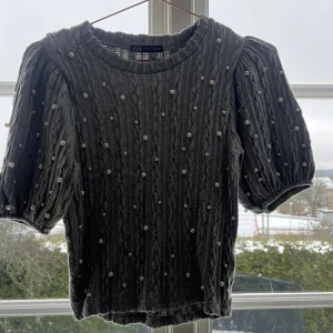 Stickad tröja pärlor Zara - Säljer denna jättefina stickade kortärmade tröjan med pärlor från Zara. Köparen står för frakten, pris kan diskuteras. Köptes för 450kr💕