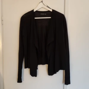 MQ Stockh lm cardigan merinoull - En stilren svart cardigan i merinoull från MQ Stockh lm, i använt men välskött skick. 