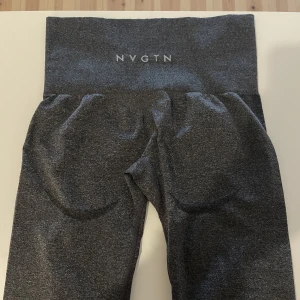Nvgtnleggings - Sjukt snygga leggings från Nvgtn som sitter väldigt bra! Använt någon enstaka gång. Nypris=605kr