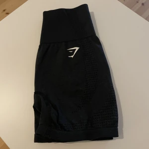 Gymsharkshorts - Säljer dessa sköna träningshortsen från gymshark! Köpta här på plick och har själv aldrig använt dem. Dem är i jättebra skick. 😇 Nypriset var 500kr