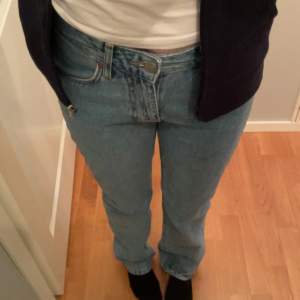 Ett par blåa jeans som kommer från bikbok och är medel höga i midjan. Dessa kommer inte till användning då jag inte tycker att dem passar mig. Köpta för 399💘