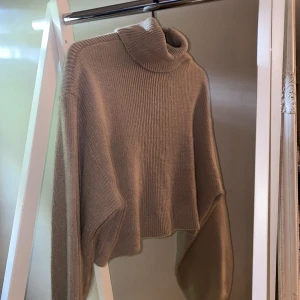 Brun tröja - Mysig brun polo tröja!