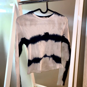 Cool topp - Cool topp som är mönstrad (vit,marinblå och beige)