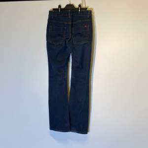 Jeans som är knappt använda och i relativt bra skick, förutom att de är lite nötta längre ned på benen