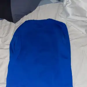 Blå gant tröja, storlek Medium. Jätte fin och har inte tappat färg eller några hål! 