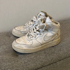 Air Force 1 mid  - Säljer dessa skor som inte passar mig som jag har haft rätt så länge. Kan göra dem lite renare innan jag skickar dem. Kan definitivt sänka priset