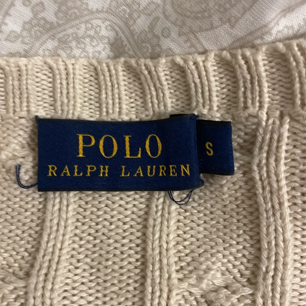 En beige äkta Ralph Lauren tröja. Säljer då den blivit liten för mig. Ny pris är cirka 1700 kr. Använd 1-3 gånger och är i fint skick. . Stickat.