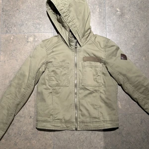 Armé Gröna vår jacka - Kollar intresset för min superfina gröna vår jacka ifrån hollister som inte går att köpa längre✨. Säljer endast för bra pris då den tyvärr inte kommer till någon användning men är i helt oanvänd och superbra skick! Skriv för fler bilder eller frågor💗✨