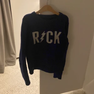Zadig tröja  - Säljer min Zadig tröja för den tyvärr är förliten, jag köpte den för ca 1 år sen för runt 1000kr. Kontakta mig om du har frågor. Jag har inget pris så det för vi diskutera❤️jag är 13 år