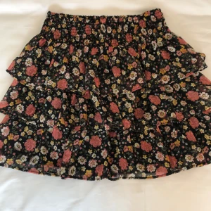 Volang kjol - Superfin blommig volangkjol från Lindex i storlek 146/152