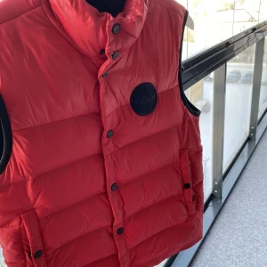 Boss väst - Säljer nu min Hugo boss väst som jag har haft en vår Köpt för 2000 Skick 7/10  Ett litet märke vid knapparna syns knappast