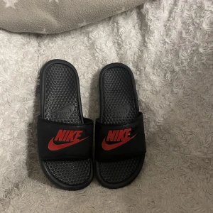 Tofflor - Nike tofflor oanvända! Kvitto tillkommer! Pris kan diskuteras.