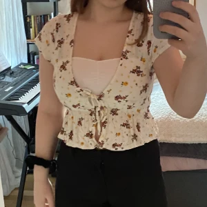 Blommig söt topp - Säljer den här toppen från urban outfitters, super gullig men inte riktigt min stil så aldrig använd, bra skick☺️