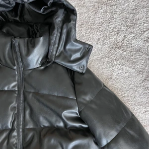 Vinterjacka i läderimitation  - Jacka i läderimitation. Använd endast ett fåtal gånger så skicket är som nytt. 