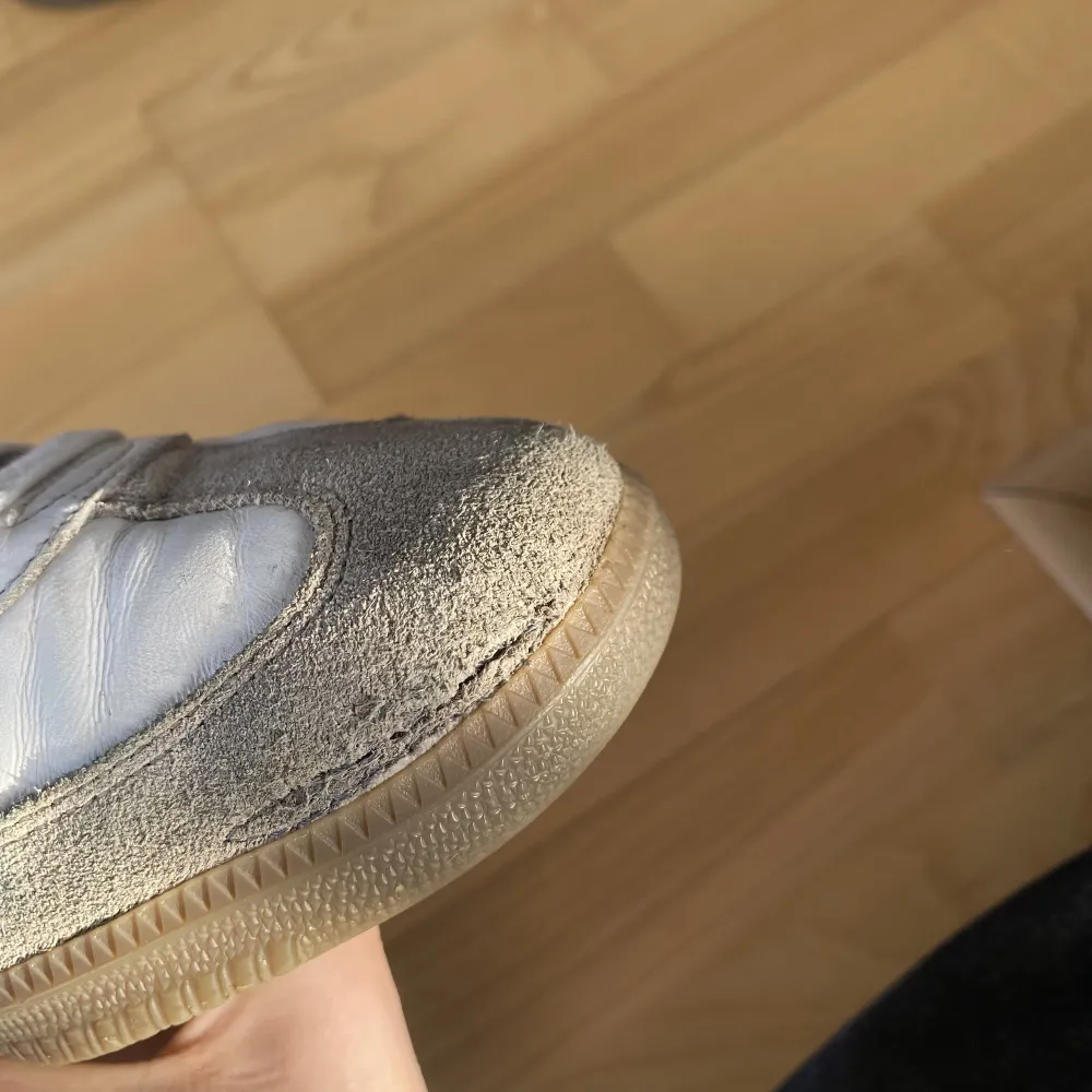 Snygga Adidas Sambas i använt skick, kolla bilderna. Skorna är i storlek 46 men passar också 45,5. På sista bilden är det ett hål som har fixats av en skomakare. Skor.