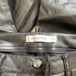 Skinnbyxor Carin Wester - Säljer mina högmidjade skinnbyxor från Carin Wester. Använd fåtal gånger. De slutar ungefär vid ankeln på mig som är 168 cm. Storlek: 36.