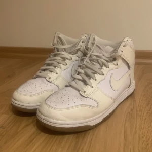 Nike Dunk High Sail Gum - Nike Dunk High Sail Gum 8/10 cond, lite creasade men i övrigt väldigt bra skick Tyvärr tappat bort boxen Passar till i stort sett alla typer av byxor och sjukt snygg färgkontrast