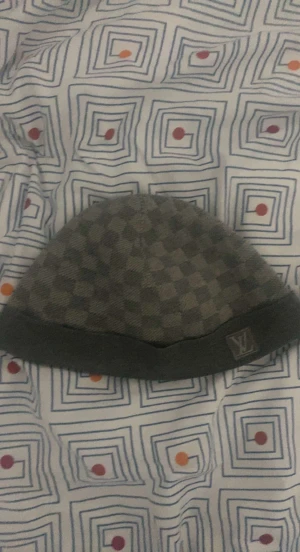 Louis Vuitton Mössa - Hej jag säljer min nya Louis Vuitton mössa som är helt fräsch och använd i 1 vinter bara, tyvär inga kvitto eller så med, hör av dig vid intresse