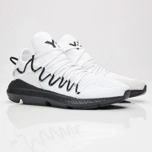 Y-3 Kusari 'White Black'  - Nyskick endast använda en gång, storlek 44 1/2. Det är bara och skriva vid frågor, bilder eller intresse! (Orginalpris 3000)