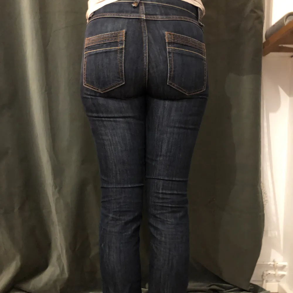 Jeansen är från Zoul jeans, är storlek 40, är slim fit med raka ben, materialet är 60% cotton/40% polyester. Använd förut men jeansen har inga spår av att vara använd. . Jeans & Byxor.
