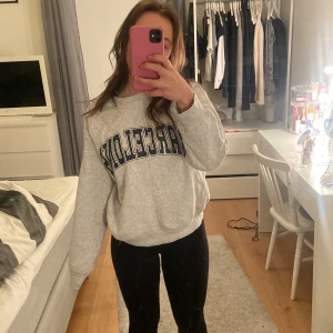 Grå sweatshirt - En grå sweatshirt från hm, använder inte längre och den tar bara plats i garderoben. Frakt tillkommer:)