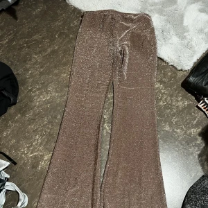Glittriga byxor - Glitteiga byxor i strl xs, stretchigt material, ljusrosa färg. Oanvända 🥰